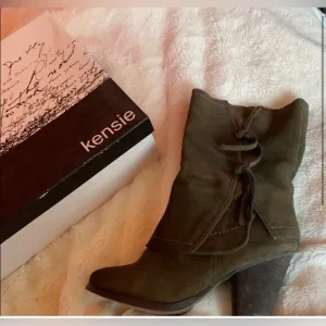 Kenzie olive  zipper healed boots size 10