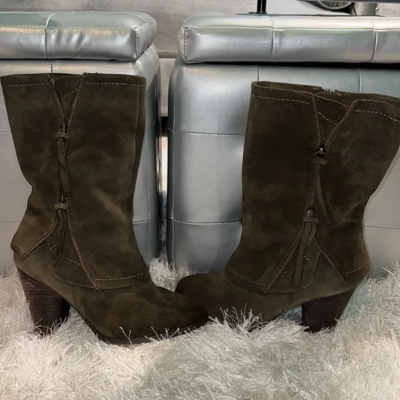 Kenzie olive  zipper healed boots size 10