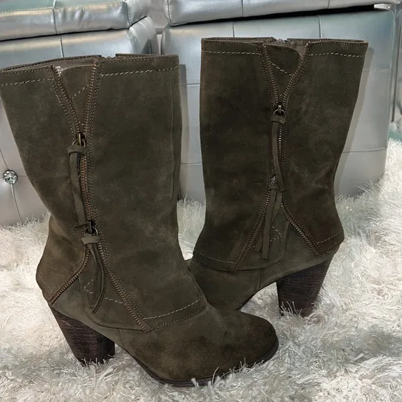 Kenzie olive  zipper healed boots size 10