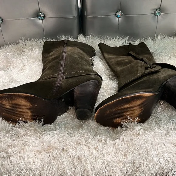 Kenzie olive  zipper healed boots size 10