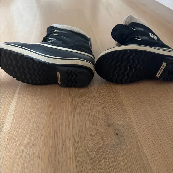 Kids Sorel Boots size 4 GREAT condition!