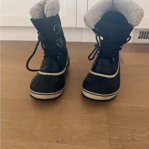 Kids Sorel Boots size 4 GREAT condition!