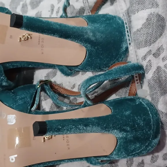 Kurt Geiger Kensington London Rainbow Eagle Teal Quilted Stylish High Heels NEW