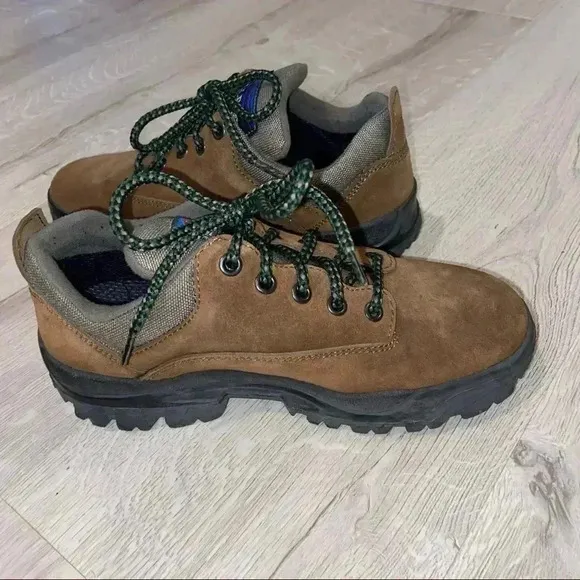 L L BEAN LACE UP WOMENS SUEDE CHUNKY HEEL SHOES/brown in color