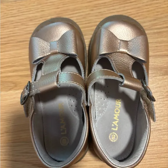 “L’Amour” leather shoes size 8 in EUC