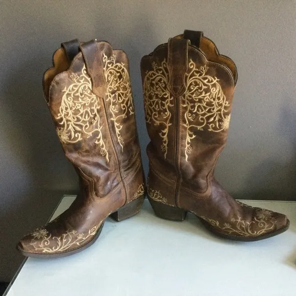 Laredo Embroidered Snip Toe Western Cowboy Boots