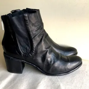 LeMarge booties Sz 41 black leather upper and sole. Quality leather construction