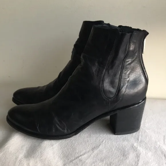 LeMarge booties Sz 41 black leather upper and sole. Quality leather construction