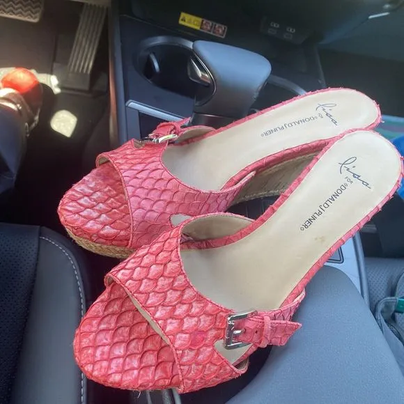 Lisa for Donald J Pliner Coral Pink Open Toed Wedge Shoes Size 9.5