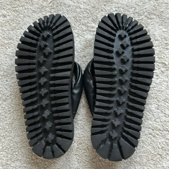 Lita by Ciara • Black Leather Puffy Platform Lug Sole Sandals Size 6