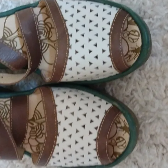 London Fly Wedged Shoes