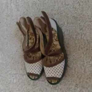 London Fly Wedged Shoes