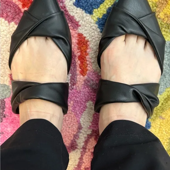 Marc Fischer Size 8 Women’s double twist black leather shoes