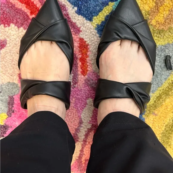 Marc Fischer Size 8 Women’s double twist black leather shoes