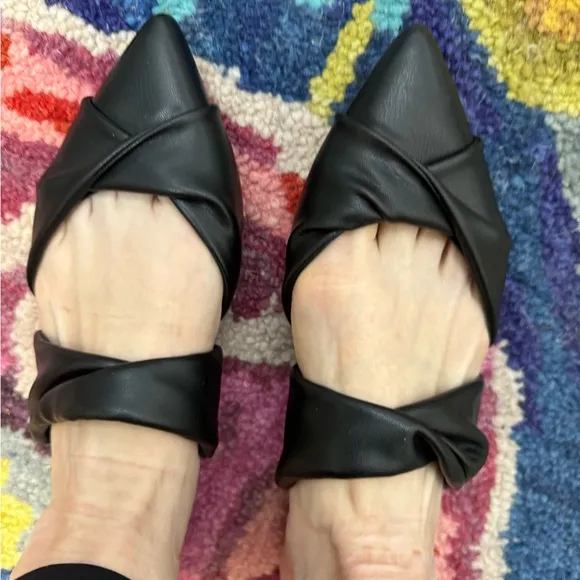 Marc Fischer Size 8 Women’s double twist black leather shoes