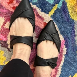 Marc Fischer Size 8 Women’s double twist black leather shoes
