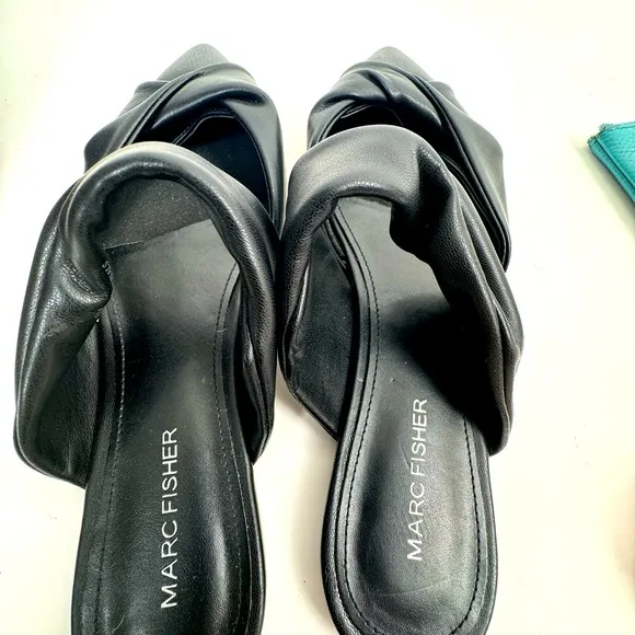Marc Fischer Size 8 Women’s double twist black leather shoes