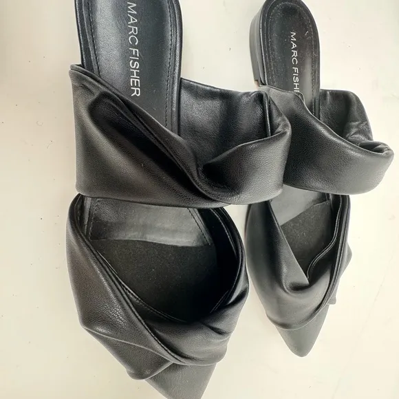 Marc Fischer Size 8 Women’s double twist black leather shoes