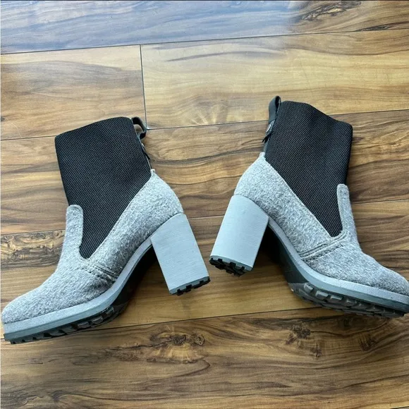 Naked feet survival boots 7.5