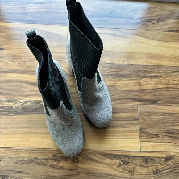 Naked feet survival boots 7.5