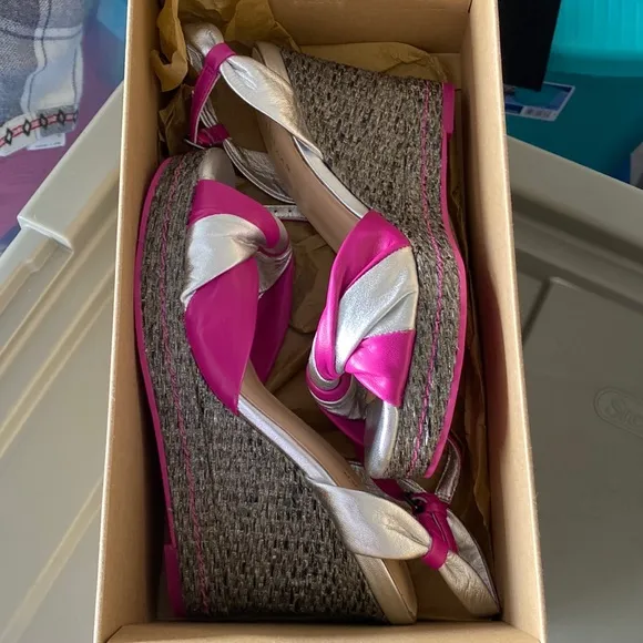 NEW COLE HAAN SANDALS SHOES SIZE 5.5 MSRP $106.99 BRAND NEW