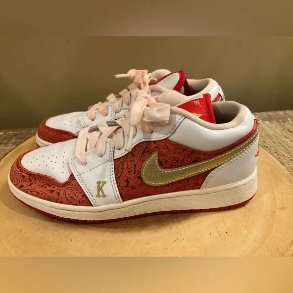 New In Box Size 4 Grade School Air Jordan 1 Low SE “Spades” White/Metallic Gold