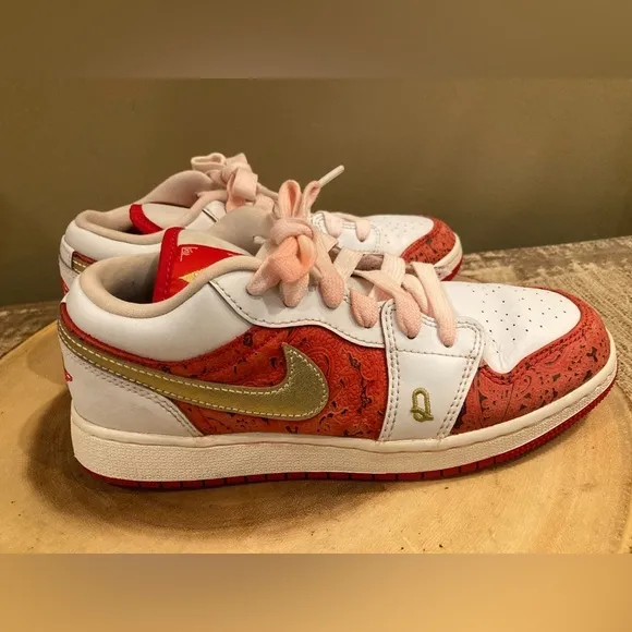 New In Box Size 4 Grade School Air Jordan 1 Low SE “Spades” White/Metallic Gold