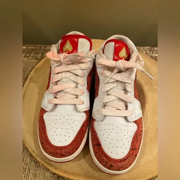 New In Box Size 4 Grade School Air Jordan 1 Low SE “Spades” White/Metallic Gold