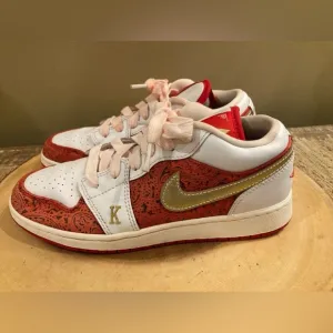 New In Box Size 4 Grade School Air Jordan 1 Low SE “Spades” White/Metallic Gold