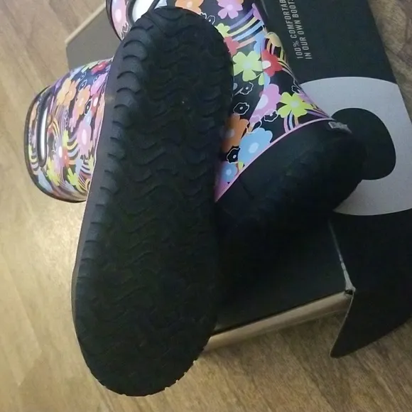 New in the box. Girls Kids Rain boots size 5