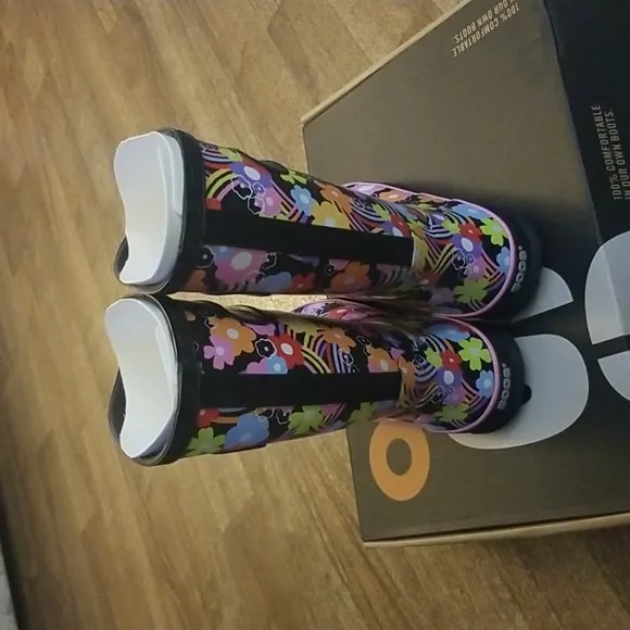 New in the box. Girls Kids Rain boots size 5