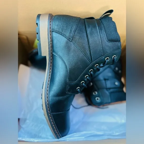 New mens boots size 11.0 black color