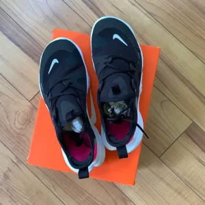 New never worn Nike tennis shoes