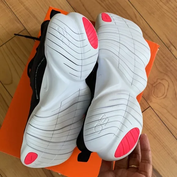 New never worn Nike tennis shoes