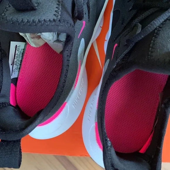 New never worn Nike tennis shoes