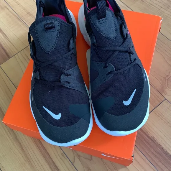 New never worn Nike tennis shoes