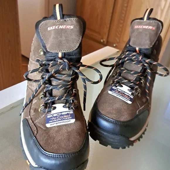 New Skechers Men's leather, waterproof relaxed fit, Air-Cooled, memory foam 10
