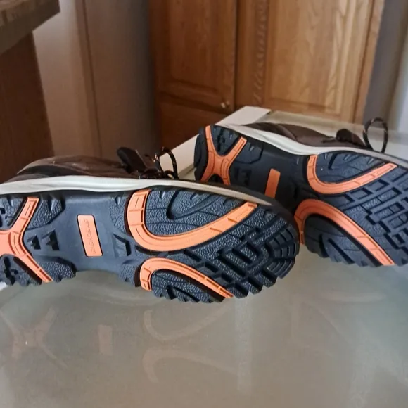 New Skechers Men's leather, waterproof relaxed fit, Air-Cooled, memory foam 10