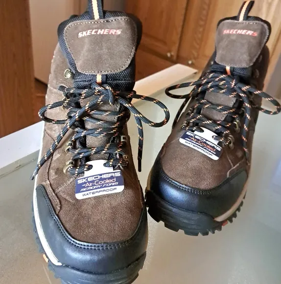 New Skechers Men's leather, waterproof relaxed fit, Air-Cooled, memory foam 10