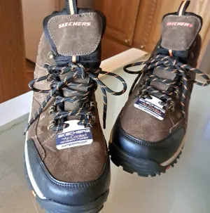 New Skechers Men's leather, waterproof relaxed fit, Air-Cooled, memory foam 10