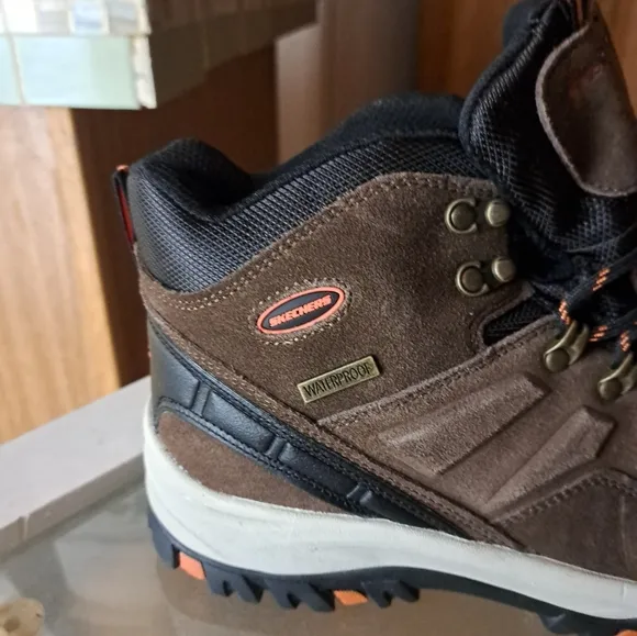 New Skechers Men's leather, waterproof relaxed fit, Air-Cooled, memory foam 10