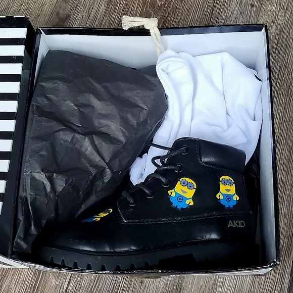 NIB Akid Minion Boots