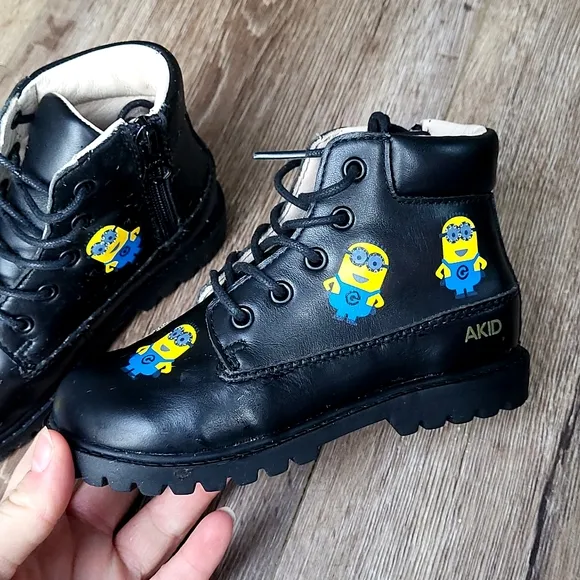NIB Akid Minion Boots
