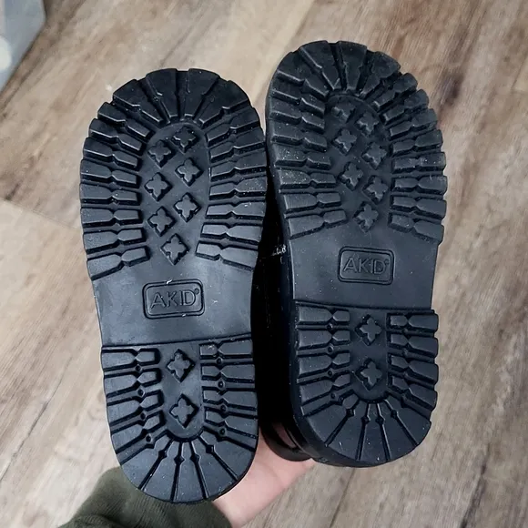 NIB Akid Minion Boots