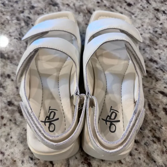 NIB OTBT Platform Sandals