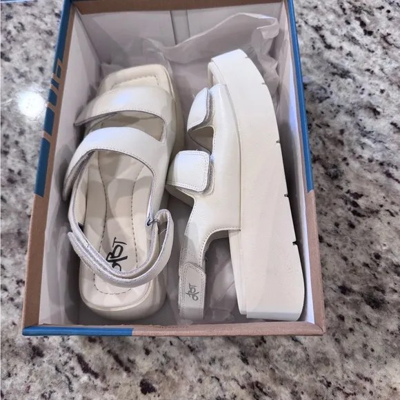 NIB OTBT Platform Sandals