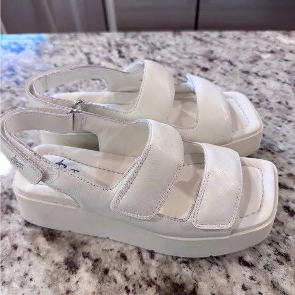NIB OTBT Platform Sandals