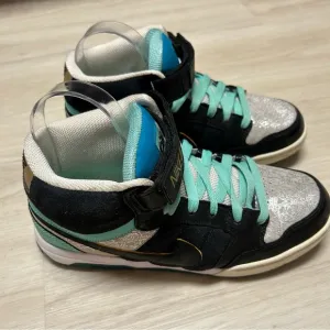 Nike Air‎ 6.0 SB Dunk mid top Air Mogan 2009 318886-301 womens shoes size 8.5.