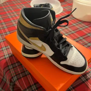 Nike Air Jordan 1 Mid white pollen yellow black men's shoes size 10.5
