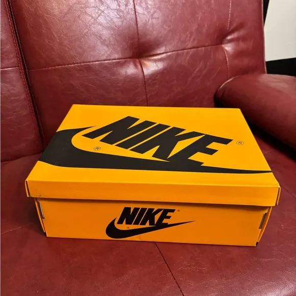 Nike Air Jordan 1 Retro High OG Black Yellow Sneakers